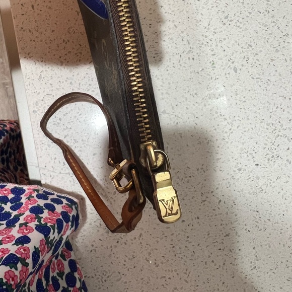 Louis Vuitton wristlet - Picture 5 of 9